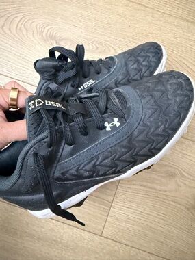 Under Armour Kids' Black Athletic baseball cleats-Sneakers size 1.5 youth
